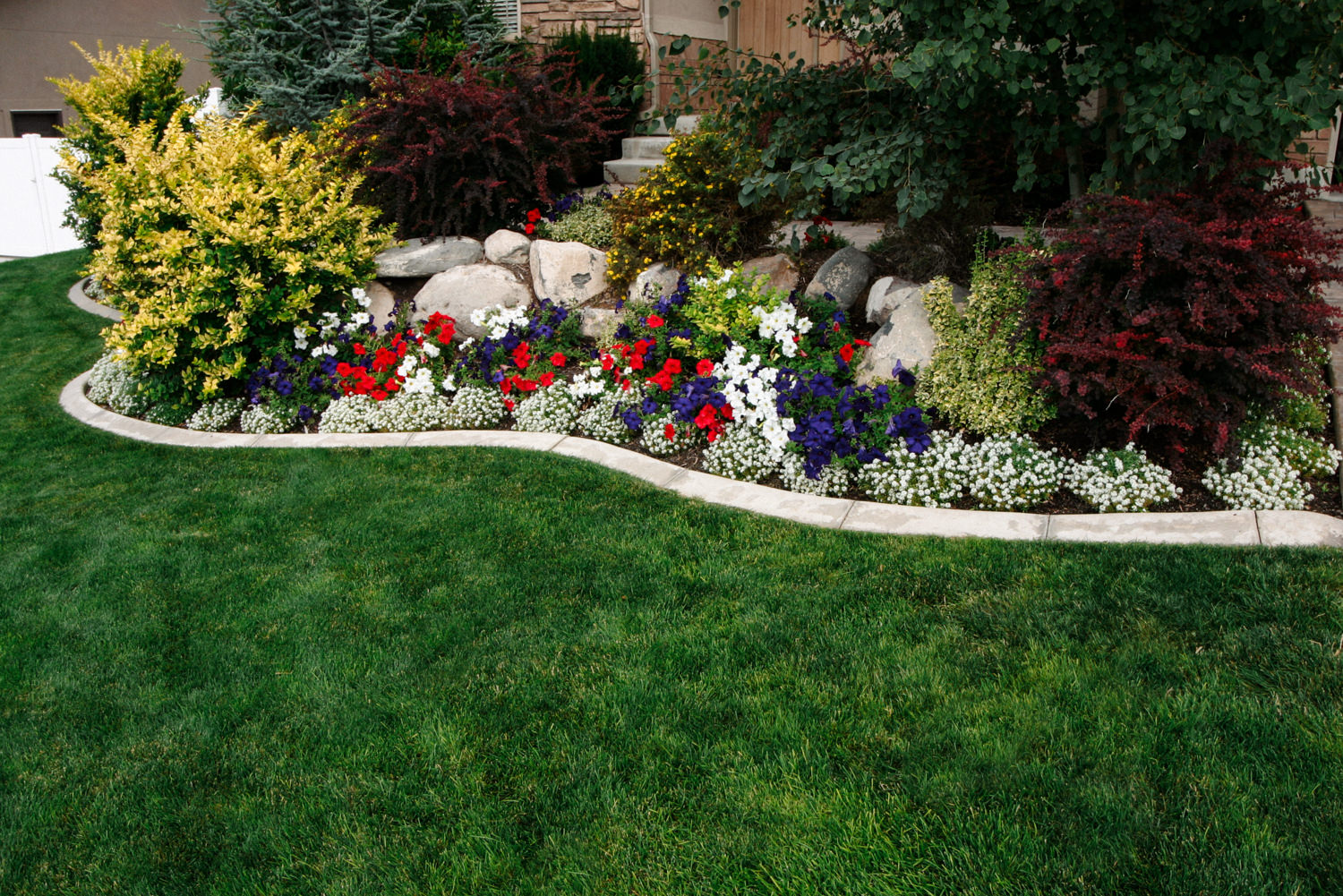 landscaping-flower-bed-with-routine-landscaping-service