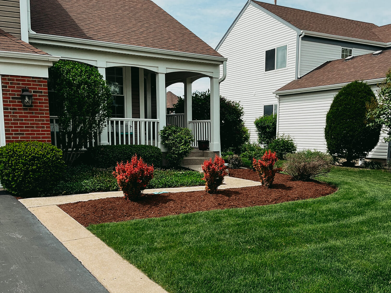 elite-lawn-care-mulch-installation-service-04