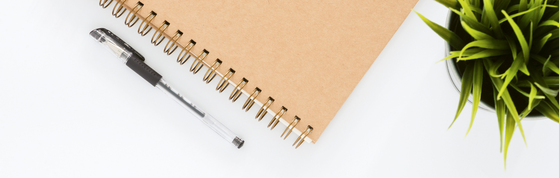 pen-and-notebook-bg