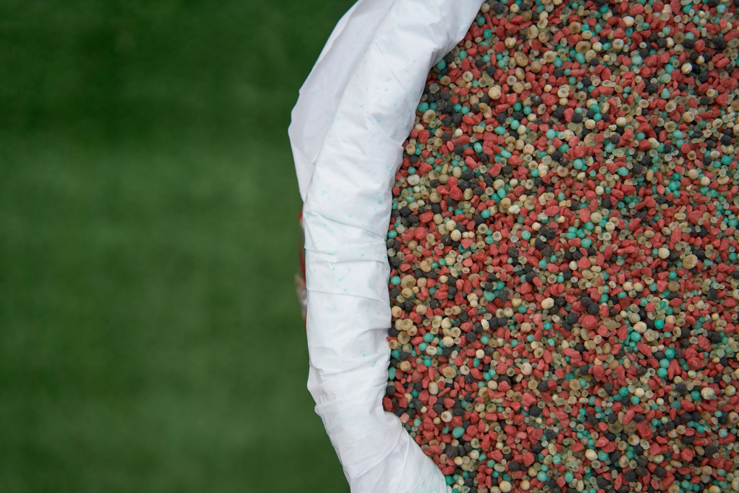 Read more about the article What’s Actually In A Lawn Fertilizer?