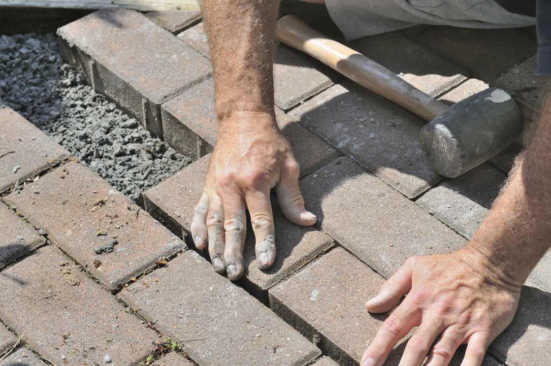 laying-down-pavers-on-a-gravel-substrate-100kb